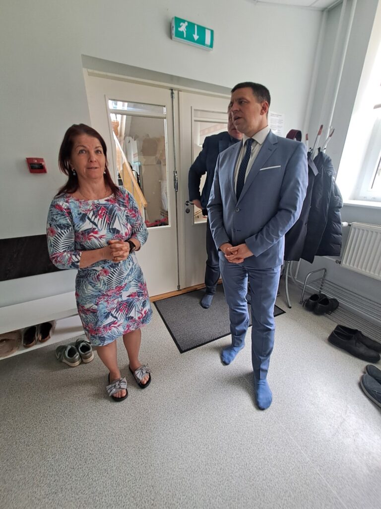 Obinitsa külakeskuse juhataja Evelin Turvas tegi Jüri Ratasele majas ringkäigu.